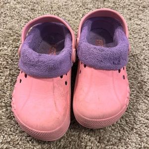 Pink and purple fur lined crocs girls size 10/11